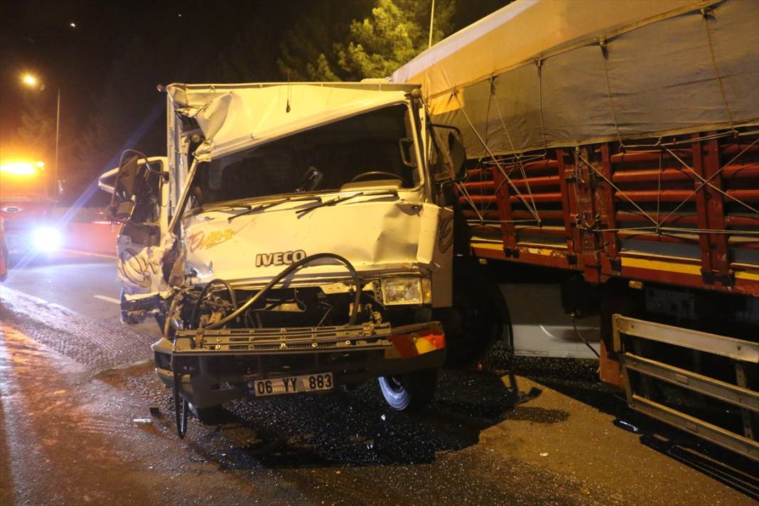 Konya plakalı TIR rampada geri gitmeye başlayınca 2 araç çarptı 3